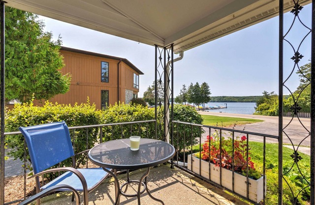¡Casa con encanto en el condado de Door con vistas al Eagle Harbor!