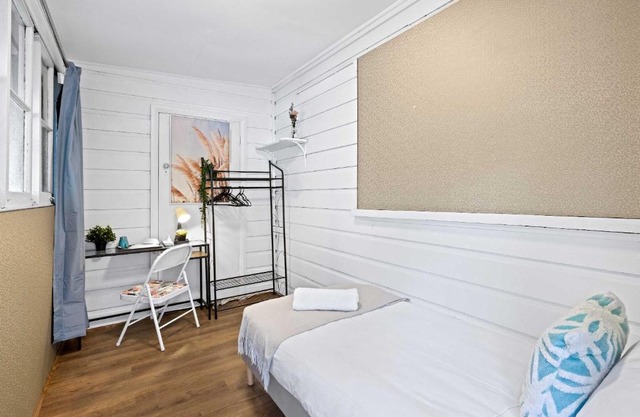 Boutique Single Room - Centrally Located at Granville - External - Shared Bathroom