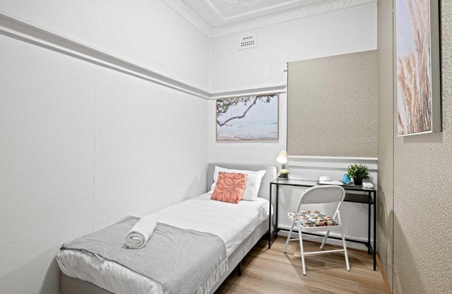 Boutique Single Room - Centrally Located at Granville - Shared Bathroom