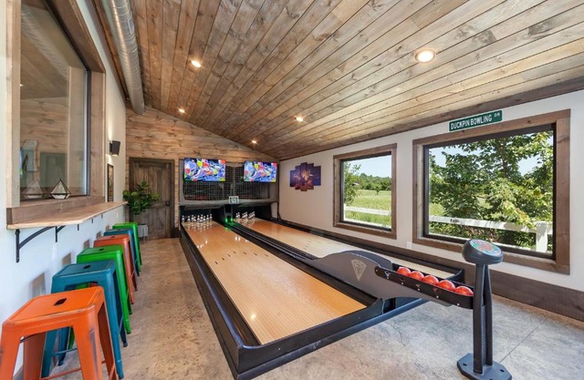 Bowling Waterfront Luxury MtnViews Pool Sleeps12