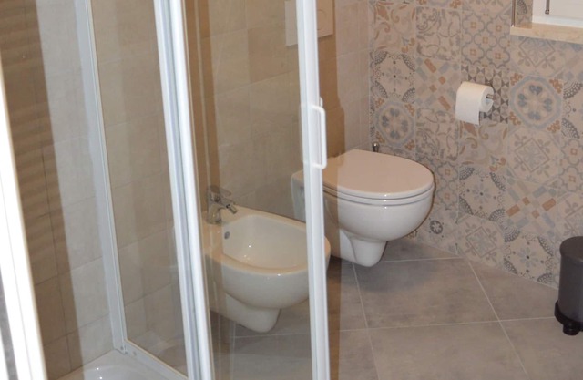 Nuevo estudio de 30m / q, equipado con todas las comodidades, estacionamiento exclusivo.