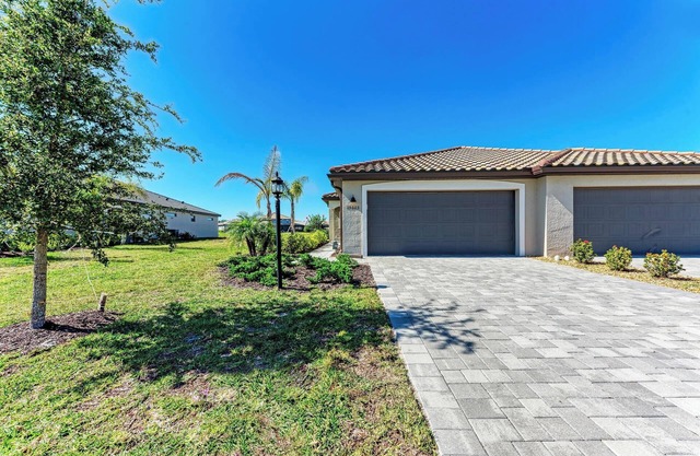 BRAND NEW 2-bed/2-bath villa in Lorraine Lakes w/ expanded lanai. 3 beds w/ den!