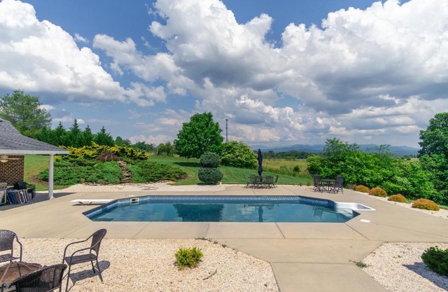 BRAND NEW furniture Breathtaking VIEWS Hot Tub Pool 20 min to Asheville