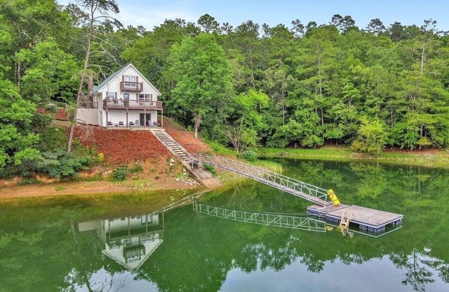 !!BRAND NEW LISTING!! Charming 4-bedroom cottage in tranquil Smith Lake!