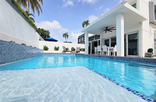 NUEVA PROPIEDAD EN VRBO! Villa con Piscina a Minutos de las Playas de San Juan