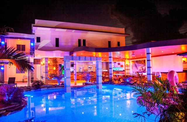 ¡Nueva villa de lujo 14BD Party, a pasos de clubes / playas!