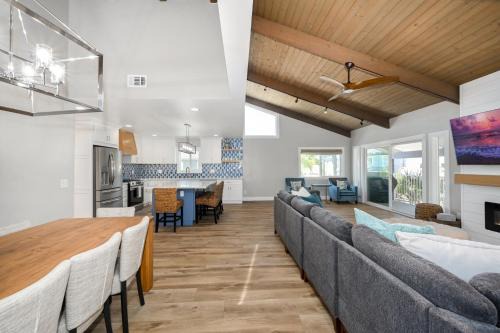 Brand New Modern Home by the Beach with Patio & BBQ