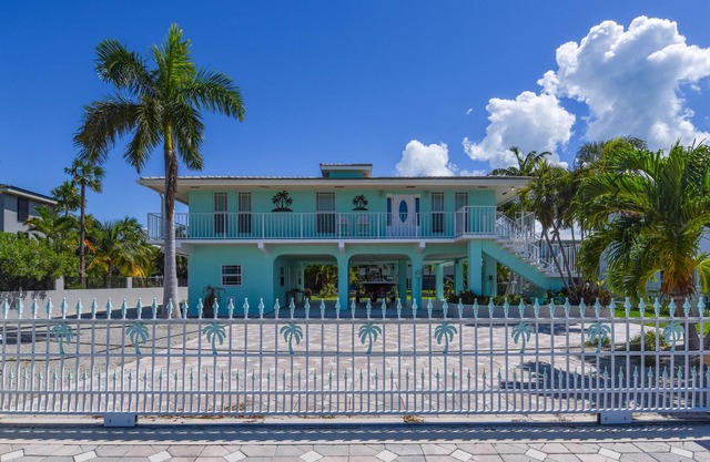 3/2 Pool house with great boating & sunset views