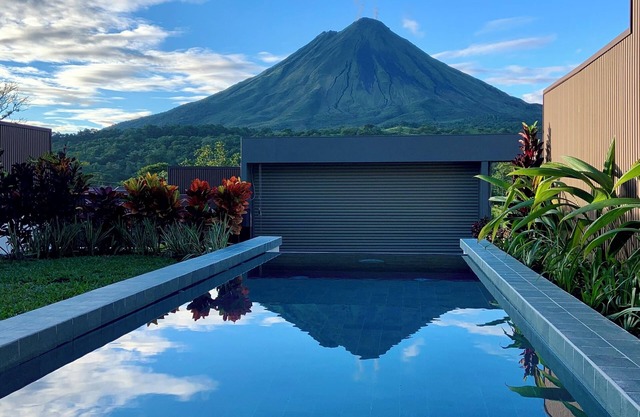 Brand new private villa, spectacular views, pool, jacuzzi, sun deck, BBQ, WiFi