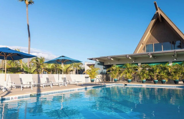 Breathtaking Beach Retreat Perfect for Romantic Couple Stay | Outdoor Pool