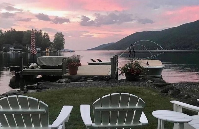 Impresionante casa del lago Canandaigua en una cala tranquila