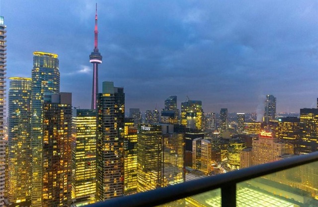 Breathtaking CN Tower & lakeview in heart of DT