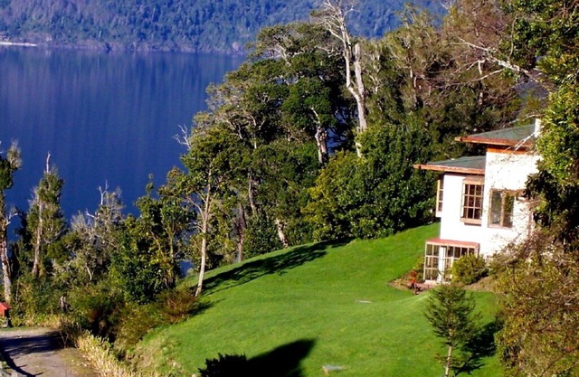 Impresionante casa de campo patagónica con vista al lago en el espectacular sur de Chile