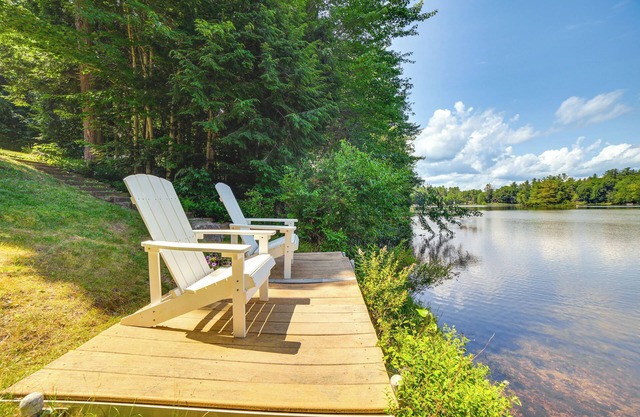 Waterfront Newbury Cottage w / cubierta por el lago Sunapee!