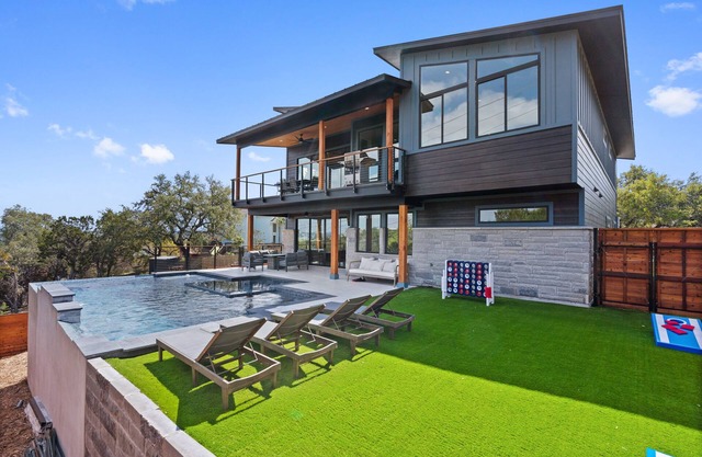 Breathtaking oasis with pool, hot tub, 2 master suites, near lake, park & golf!