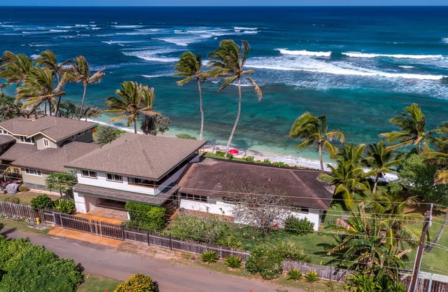 Las impresionantes vistas a la playa privada directa frontal del cojín de la piña en el paraíso