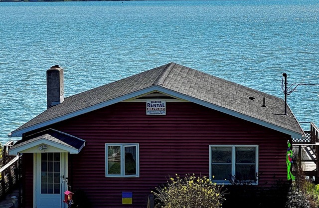 Breezy Lake Front Living/One of a kind backyard/ Fire pit/Kayaks/Nature/Wineries