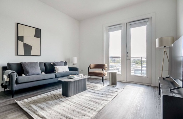 Bright 1BR in the Highlands w/ Pool, W/D & Gym, walkable, by Blueground