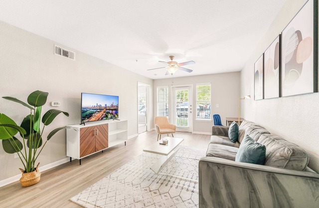 Bright 2BR King Suite w Gym&Pool close to Downtown