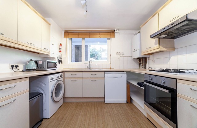 Bright 3 BR w/free parking, Wimbledon