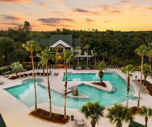 Bright 4BR Retreat Pool Gym & Extended Stays