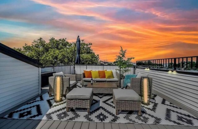 Bright and Modern Lux Rooftop Retreat w/ NYC Views!