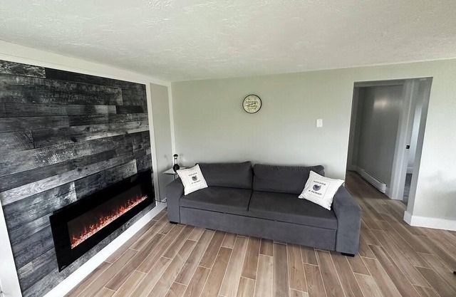 Bright and peaceful cottage - short walk from the beach!