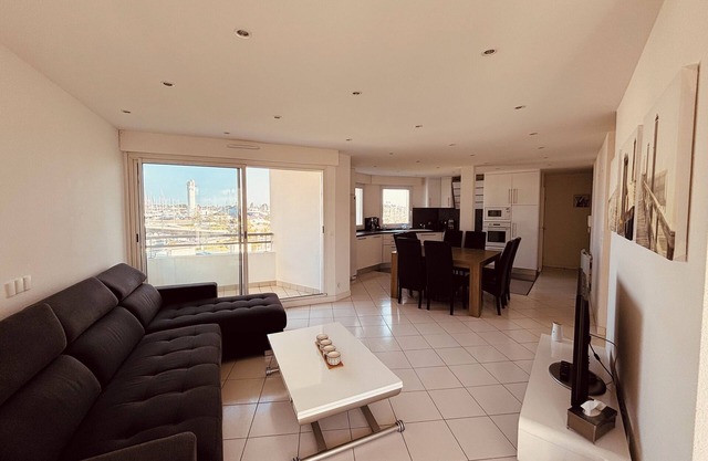 Bright apartment overlooking the port of Crouesty for 4 people