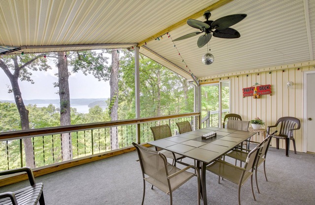 Bright Byrdstown Home w/ Views of Dale Hollow Lake
