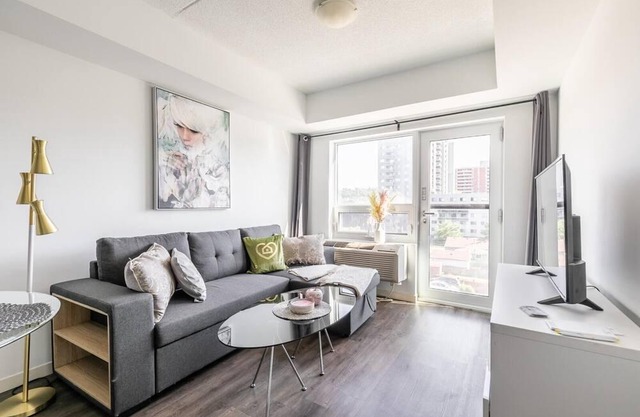 Bright Hamilton Apartment with Balcony. GYM, BBQ