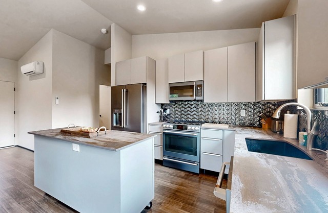 Bright, newly built home with great deck, near Nike & central Beaverton