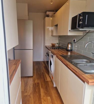 Bright Private room in Family home in Morden-Ideal for solo travelers
