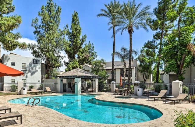 Bright Scottsdale Condo with Patio 8 Mi to Old Town