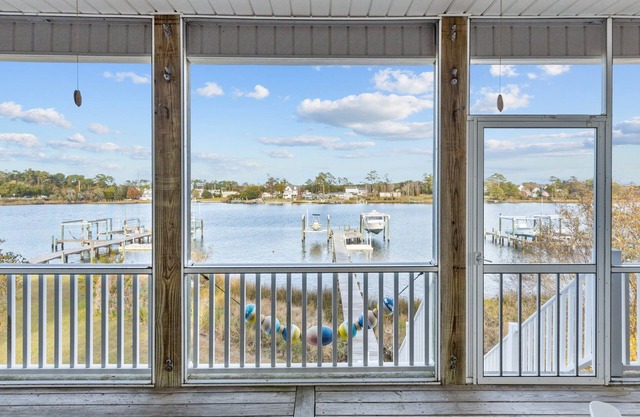 BRING THE BOAT ! GORGEOUS PET FRIENDLY HOME ON THE SOUND
