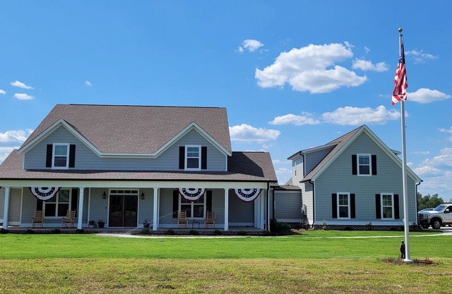 Bring your horses!1 Bdrm Apt, sleeps four in a quiet country setting.