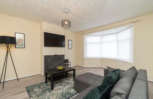 Bristol Place - Entire 3 Bedroom Home with Parking & Garden - Groups & Families