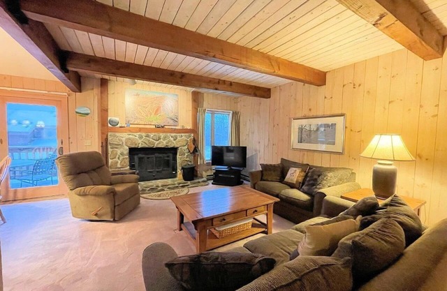 Bromley's Ridges 3-Level Townhouse just a short walk to the ski trailswith