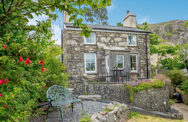 BRONDDERWEN, with open fire in Blaenau Ffestiniog