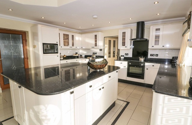 BRYN BERTHEN, pet friendly, with a garden in Penrhyndeudraeth