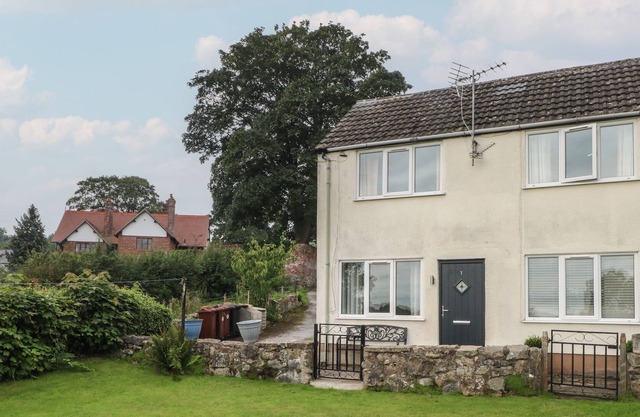 BRYN CELYN, pet friendly, with a garden in Mold