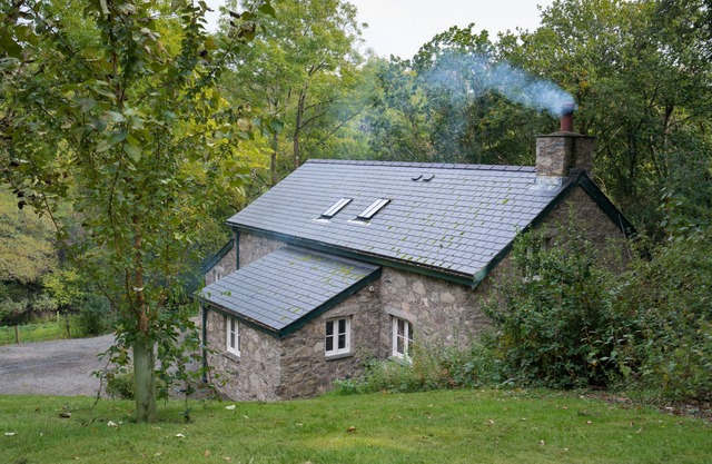 Desde £ 29 pppn, 2 camas, casa de vacaciones para 4 personas con fuego de leña en Bodnant Estate en la C