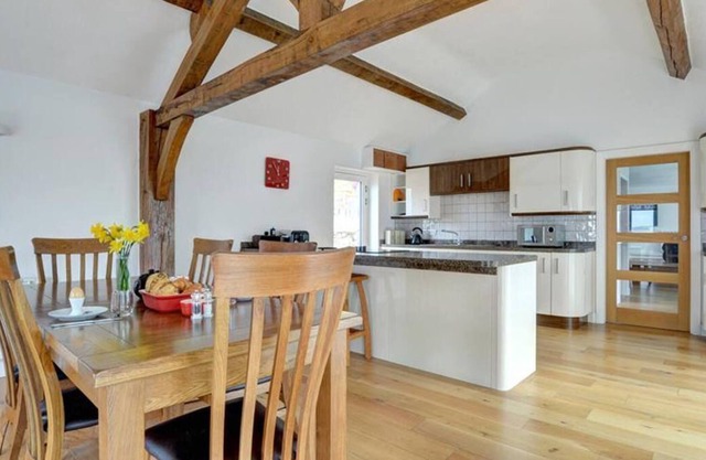 La casita más pequeña de 2 ubicada en la pequeña propiedad de los propietarios, Bryn Eithin Bach es una forma perfecta.