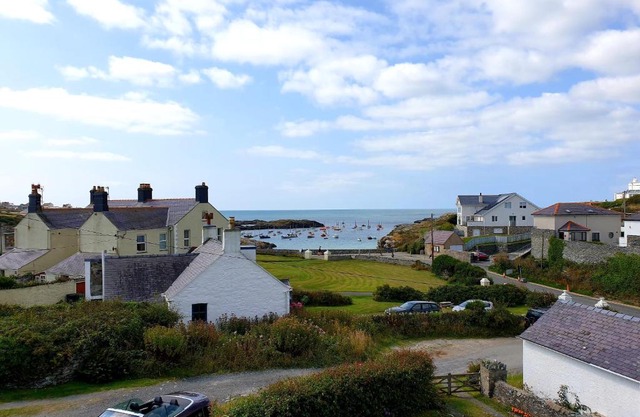 BRYN GORS-3 BED-FIRST FLOOR APT- YARDS FROM BEACH