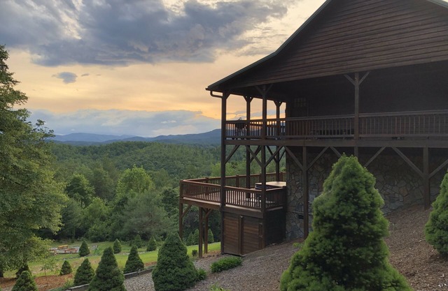 Buck Mountain Getaway: impresionantes vistas, bañera de hidromasaje, chimenea. Cerca de Boone.