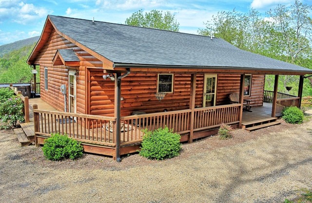 Buckin 'Crazy-Romantic Cabin w / HOT TUB, Wi-Fi, chimenea, piscina de parachoques, aire acondicionado y vistas!