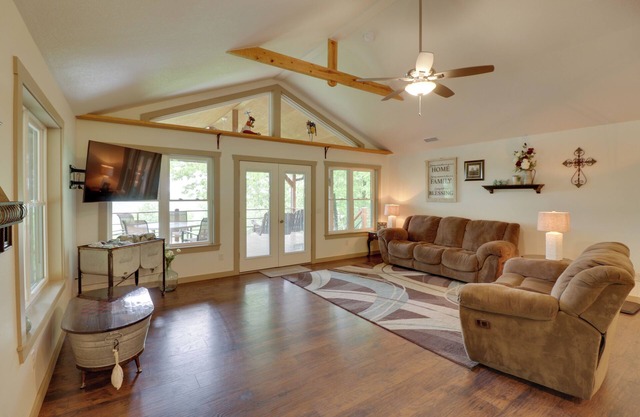 'Bullfrog Bluff' Mountain View Cabin w/ Deck!