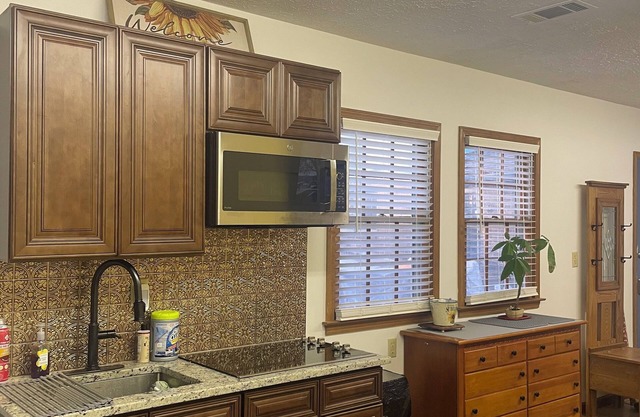 Bungalow for 2 near all of metro Atlanta major events. 20 minutes from downtown.