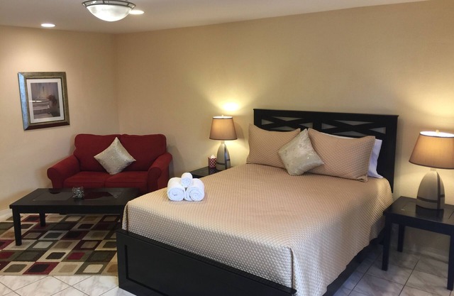 Estudio de Burbank Hills con entrada privada en una zona preciosa