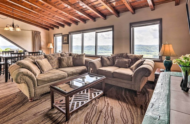¡NUEVO! Apartamento Burkesville con vistas y acceso a la piscina
