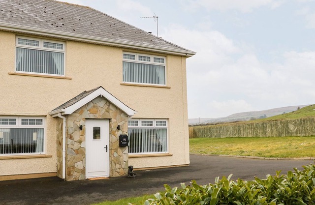 BURRENMORE RETREAT, family friendly, with open fire in Castlerock